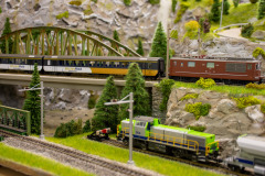 Einfahrt via Bogenbrücke