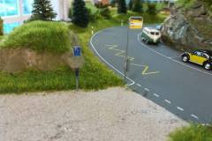 Strasse-mit-Parkplaetzen