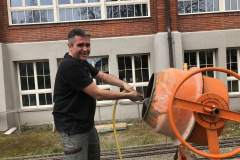 Präsident am Betonmischer